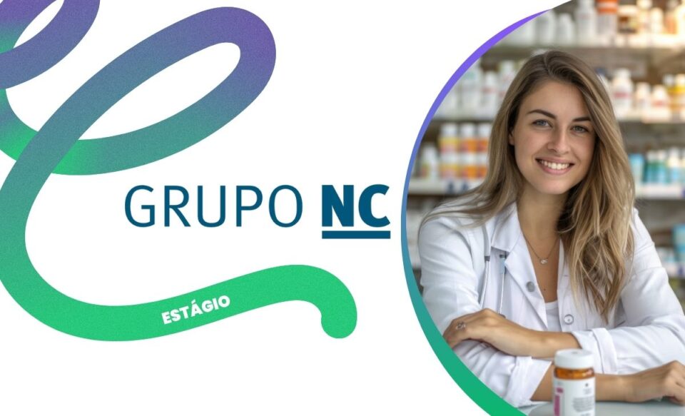 Logomarca do Grupo NC centralizada, com uma jovem mulher (representando uma estudante ou profissional) apoiada em um balcão de farmácia, com prateleiras cheias de medicamentos e produtos de saúde ao fundo. A imagem representa o foco do Programa de Estágio do Grupo NC nas áreas de Farmácia, Saúde e Ciências Biológicas.