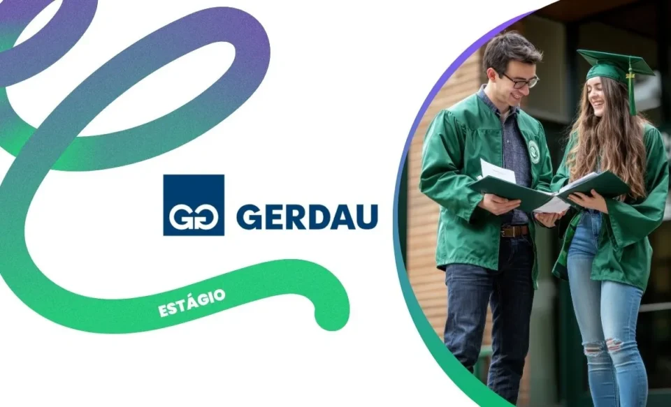 Logomarca da Gerdau centralizada, ladeada pela imagem de dois jovens (um homem e uma mulher) sorrindo e usando beca verde de formatura. A imagem celebra a formação universitária e a diversidade de talentos que o Programa de Estágio Gerdau 2026 busca integrar em suas equipes.