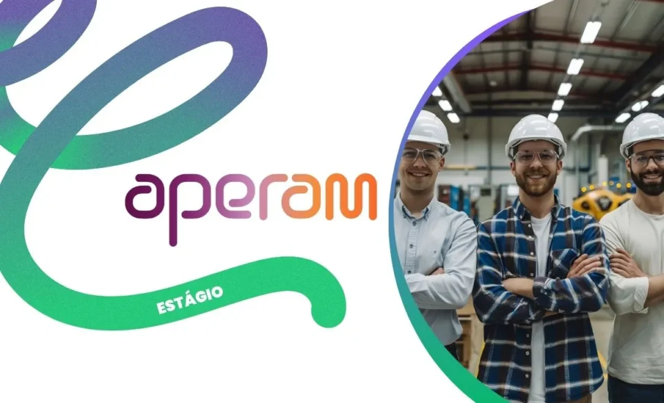 Logomarca da Aperam centralizada, com a imagem de três homens estagiários sorrindo e de braços cruzados no canto, tendo como fundo um galpão industrial. A composição representa a força do aço inoxidável, as oportunidades de estágio na indústria e a equipe de talentos da Aperam em um ambiente de inovação e sustentabilidade.
