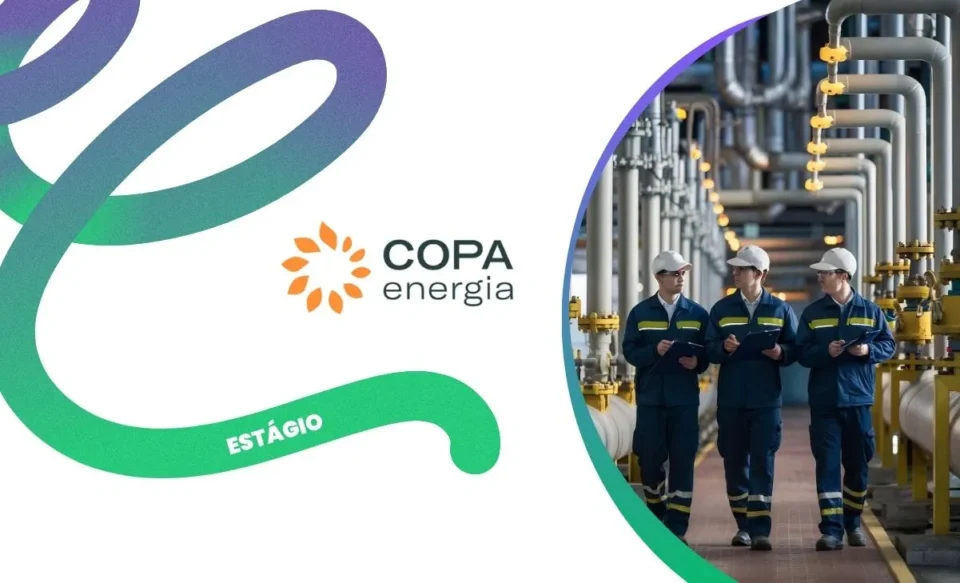 Logomarca da Copa Energia em destaque no centro. À direita, três jovens estagiários, dois homens e uma mulher, caminham juntos por um corredor industrial bem iluminado, possivelmente uma planta de gás. Eles estão vestidos com roupas casuais e demonstram engajamento, olhando para frente, sugerindo aprendizado e colaboração no ambiente de trabalho da empresa.