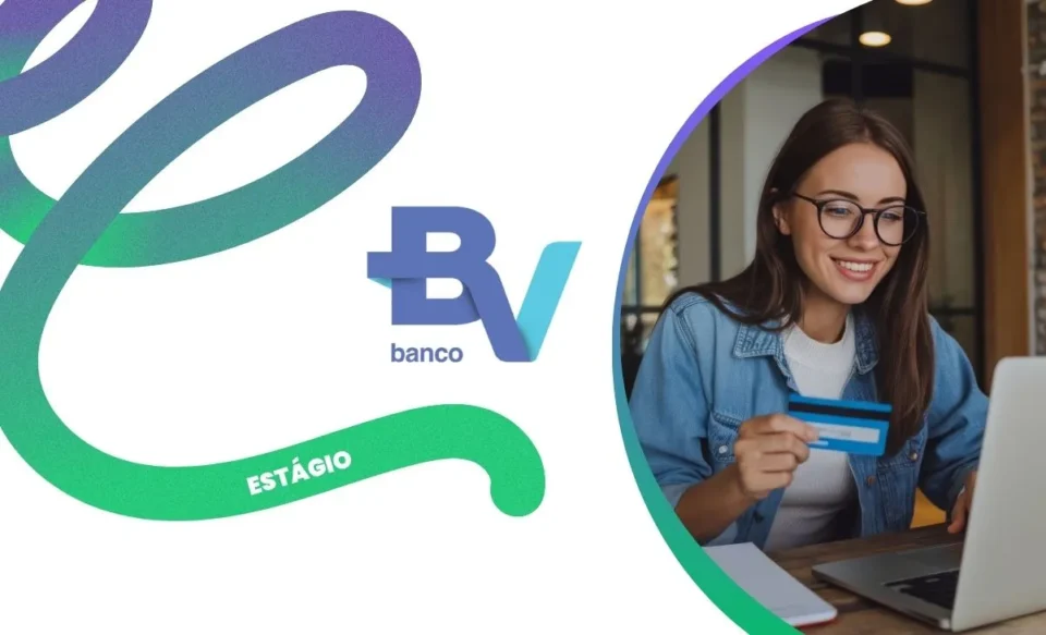 Logomarca do Banco BV em destaque no centro. No canto direito da imagem, uma mulher sorridente segura um cartão na mão enquanto olha atenta para a tela de seu laptop.