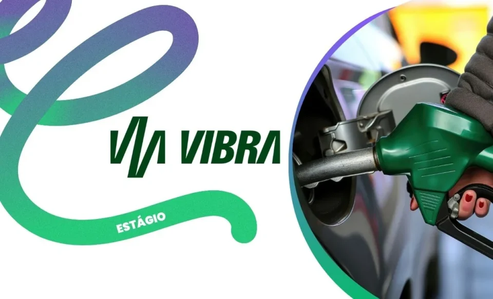 NO CENTRO DA IMAGEM TEM A LOGOMARCA DA VIBRA ENERGIA E NO LADO DIREITO A MÃO DE UMA MULHER ABASTECENDO O CARRO