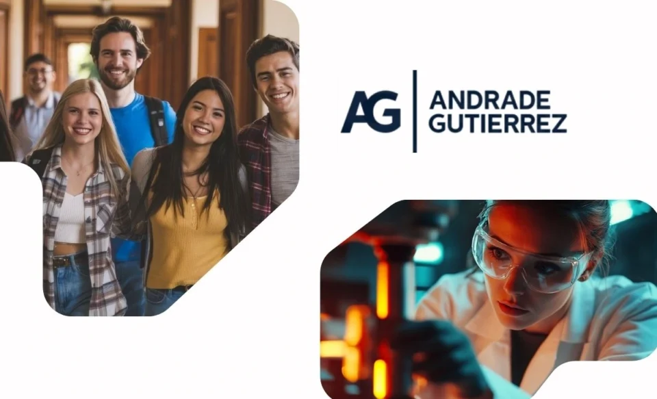 NA IMAGEM, TEMOS A LOGOMARCA DA EMPRESA ANDRADE GUTIERREZ, NO LADO ESQUERDO DA IMAGEM 5 JOVENS UNIVERSITÁRIOS EM UM CORREDOR DA UNIVERSIDADE E NO LADO DIREITO DA IMAGEM UMA MULHER FAZENDO EXPERIMENTO QUÍMICO.