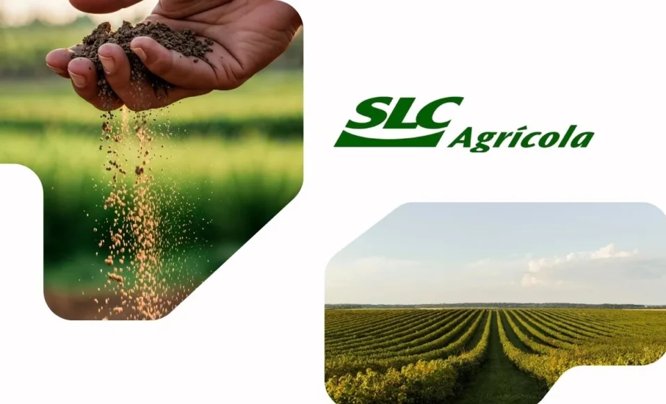 Na imagem central está a logomarca da empresa Slc Agrícola, no canto esquerdo tem uma imgem de uma mão segurando terra no campo, e no lado esquerdo da imagem tem uma imagem de uma plantação.