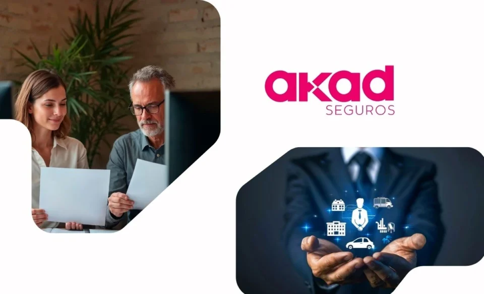 NA IMAGEM CENTRAL TEM A LOGOMARCA DA EMPRESA AKAD SEGUROS, NO LADO ESQUERDO DA IMAGEM TEM UM HOMEM E UMA MULHER TRABALHANDO EM SUA MESA DE TRABALHO. NO LADO DIREITO DA IMAGEM TEM A FOTO DE UM HOMEM SEGURANDO MINI IMAGENS HOLOGRÁFICAS SOBRE SEGUROS.