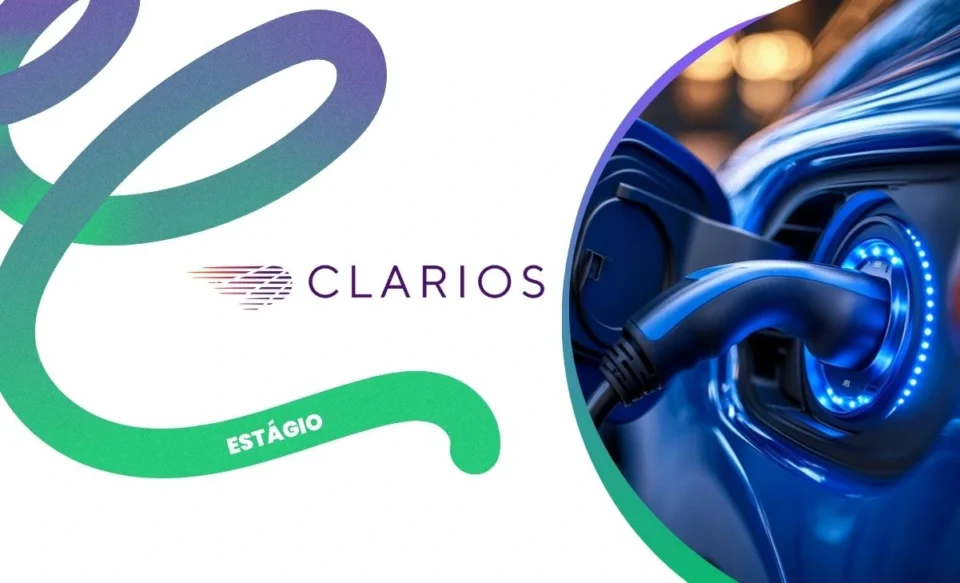 NA IMAGEM TEM A LOGOMARCA DA EMPRESA CLARIOS E DO LADO DIREITO A IMAGEM DA DE UM CARRO SENDO CARREGADO COM CARREGADOR ELÉTRICO