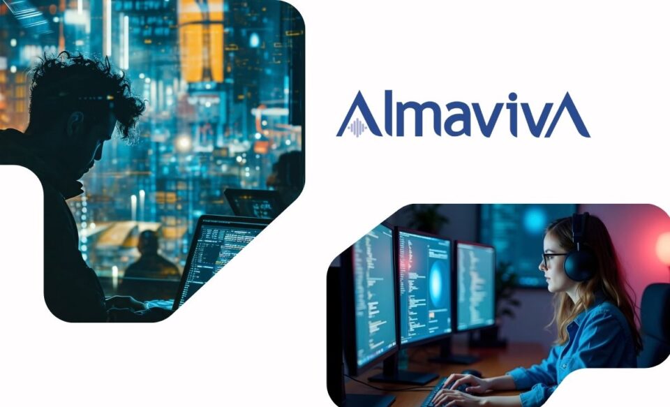 NO CENTRO DA IMAGEM TEM A LOGOMARCA DA EMPRESA ALMAVIVA, NO LADO ESQUERDO E DIREITO DA IMAGEM TEM PROGRAMADORES EM SEU AMBIENTE DE TRABALHO.