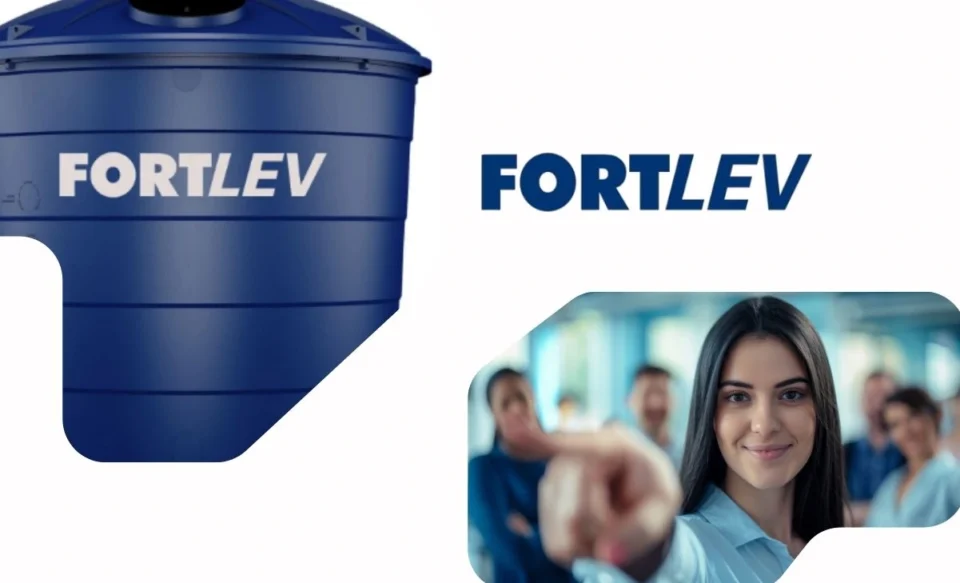 NO CENTRO DA IMAGEM TEM A LOGOMARCA DA EMPRESA FORTLEV, NO LADO ESQUERDO TEM UMA FOTO DA CAIXA D'ÁGUA FORTLEV E NO LADO DIREITO TEM A FOTO DA UMA MULHER DENTRO DO ESCRITÓRIO CORPORATIVO