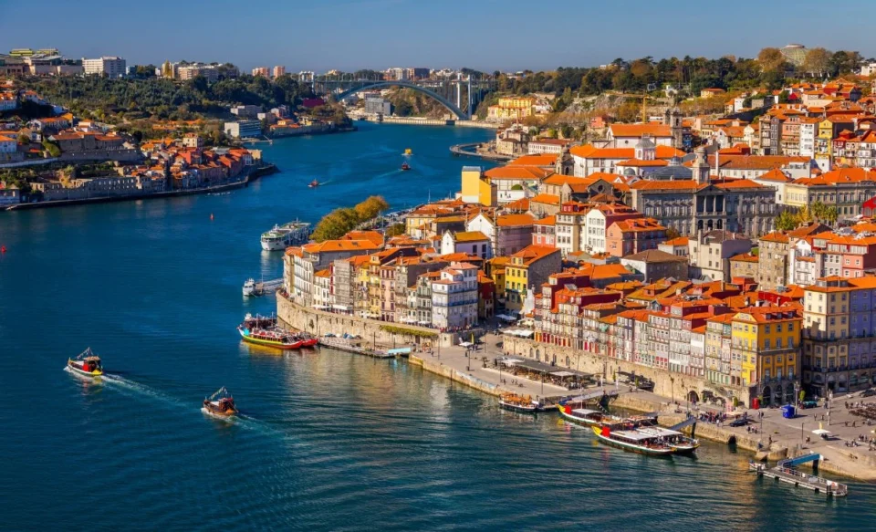NA IMAGEM MOSTRA UM PONTO TURISTICO DE PORTUGAL