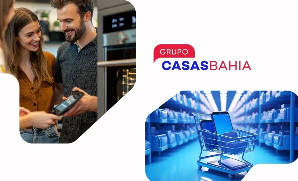 na imagem tem a logomarca do grupo casas bahia, no lado esquerdo da imagem tem um foto de um casal olhando eletrodomésticos, e no lado direito tem uma imagem com um carrinho de compras simulando um e-commerce