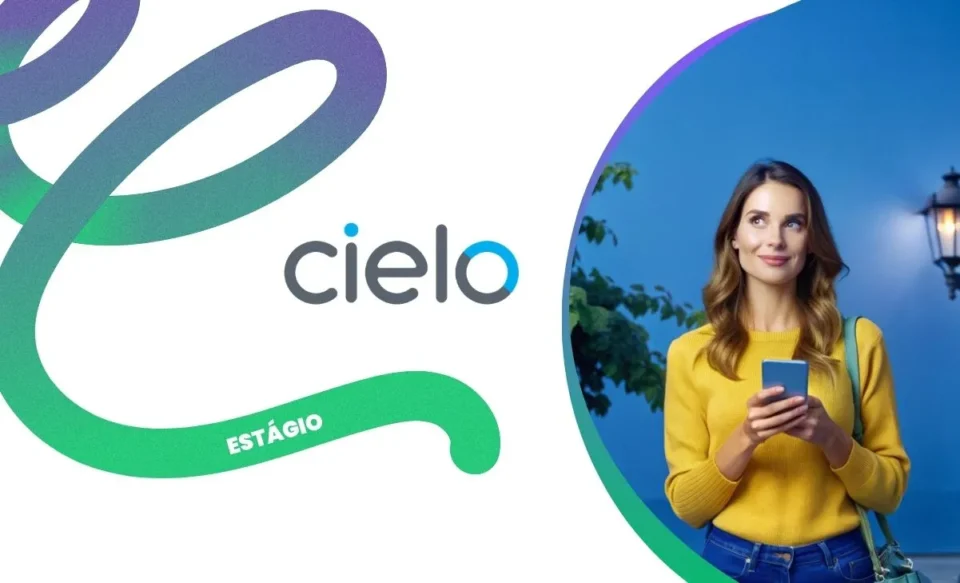 NA IMAGEM A MULHER ESTÁGIARIA, OLHA A VAGA NO CELULAR.