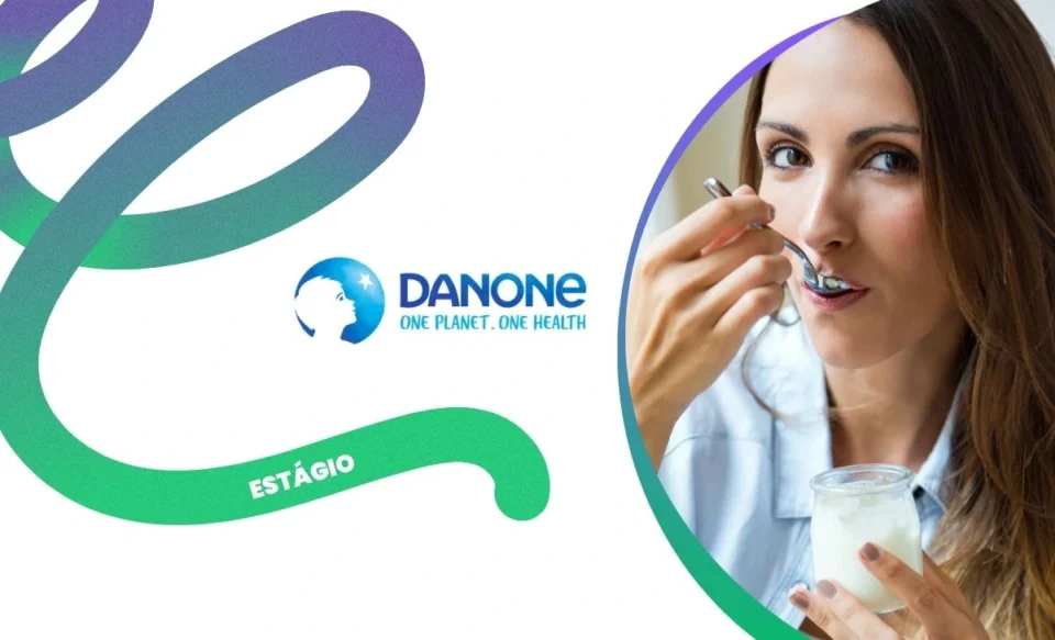MULHER TOMANDO UM DANONE