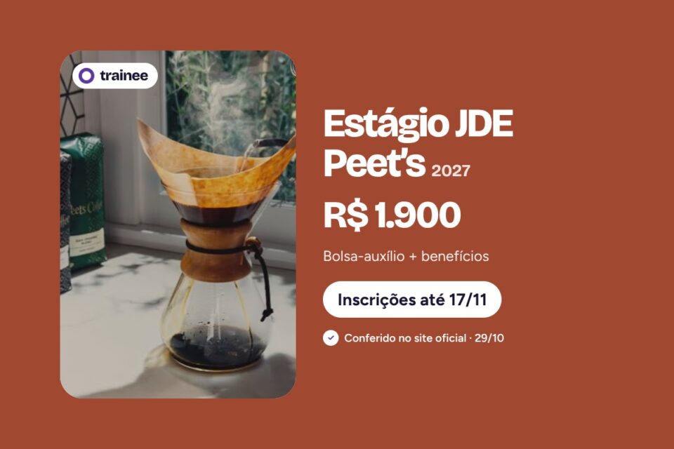 Café sendo coado em cafeteira de vidro com filtro de papel ao lado de pacotes de café, junto à janela. Estágio JDE Peet’s 2027: R$ 1.900 Bolsa-auxílio + benefícios. Diversos cursos, Formatura 2028–2029, Presencial e híbrido. Inscrições até 17/11.