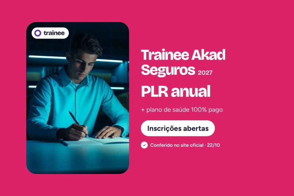 Jovem de camisa azul escrevendo em caderno à mesa, sob luminária, com estante ao fundo. Trainee Akad Seguros 2027: PLR anual + plano de saúde 100% pago. Formados 12/2024–12/2026, Híbrido · São Paulo/SP, Início previsto fev/2027.